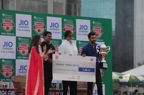 Nita Ambani, Founder and Chairperson, Reliance Foundation, Chief Minister Devendra Fadnavis, Bollywood actor Amitabh Bachchan presents a trophy a cheque of Rs 1.25 crore to Bollywood actor and Mumbai FC footbal team owner Ranbir Kapoor