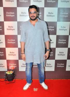 Bollywood biggies attend Baba Siddique's Iftar party! 
