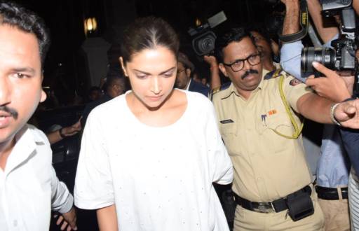 SRK, Deepika, Ranveer and others grieve with the Kapoor family 