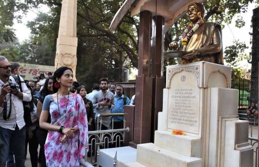 Amrita Rao dons Meenaitai Thackeray's look to promote Thackeray