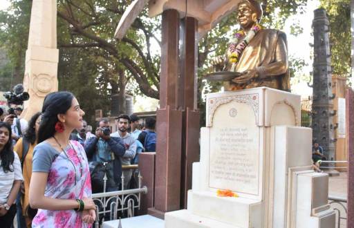 Amrita Rao dons Meenaitai Thackeray's look to promote Thackeray