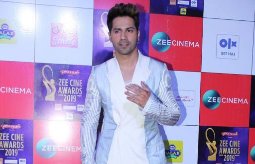 Bollywood Celebs put their best foot forward at an awards night