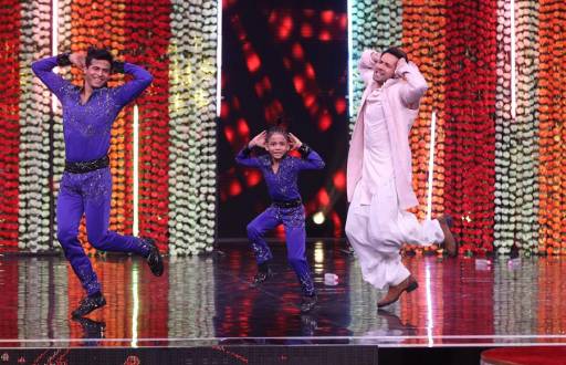 Kalank actors grace the sets of Super Dancer 3