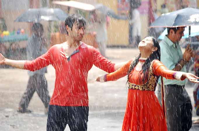 Raj And Avni To Groove On A Romantic Wet Number In Zee Tv S Aur Pyaar Ho Gaya