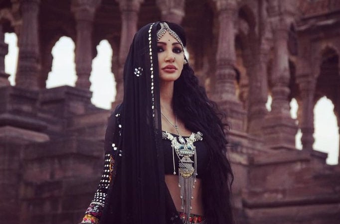 Reyhna Pandit dances barefoot on the hot sands of Rajasthan for Manmohini Reyhna Pandi
