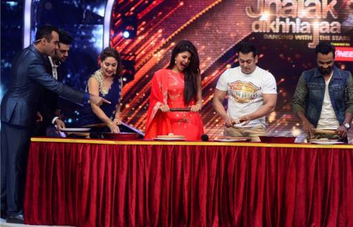 Madhuri Dixit Nene, Jacqueline Fernandes, Salman Khan and Remo D'Souza participated in roti making competition on the sets of Jhalak Dikhhla Jaa