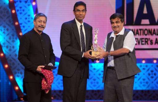 Nitin Ghadkari awarding Dr.Jeevanandam Valluvam during the International Indian Achiever's Award 2014