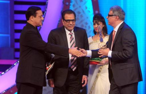 Rana Kapoor and Dharmendra Awarding Yogesh Mehta 