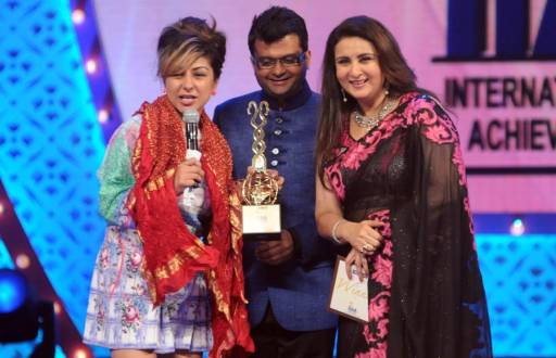Aneel Murarka and Poonam Dhillon awarding Hard Kaur
