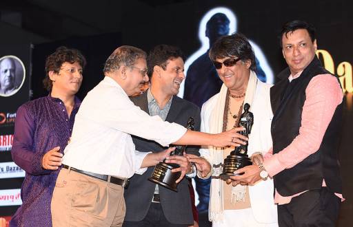 Mukesh Khanna awarding Manoj Bajpai and Madhur Bhandarkar