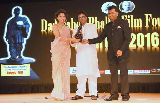 Manjari Phadnis being awarded by Ashfaque Khopekar and Aneel Murarka
