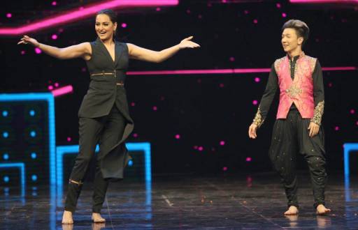 Sonakshi Sinha showing off her dance moves with contestant Mingma 