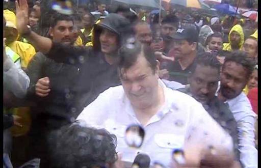 Randhir Kapoor got into an ugly fight with journalists at Ganpati Visarjan where they allegedly pushed journos.