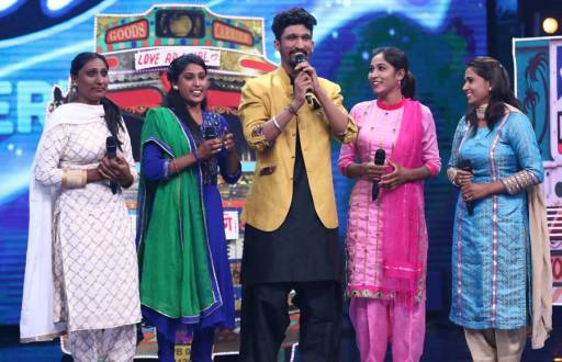 Indian Idol 9 Contestant Khuda Baksh's sister give him a surprise visit