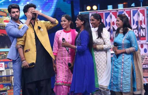 Indian Idol 9 Contestant Khuda Baksh's sister give him a surprise visit