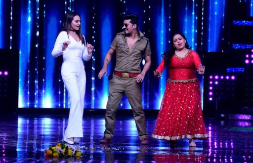 Sonakshi Sinha shaked a leg with Bharti Singh and Harsh on the sets of Nach Baliye