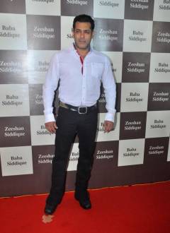 Bollywood biggies attend Baba Siddique's Iftar party! 