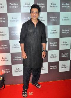 Sonu Sood attend Baba Siddique's Iftar party! 