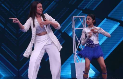 Dabangg girl Sonakshi Sinha graces Super Dancer 