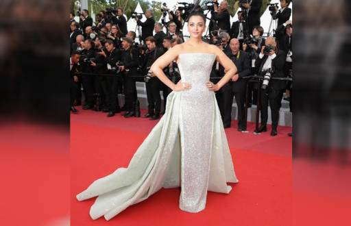 Aishwarya Rai Bachchan sets the temperature soaring higher at the Red Carpet of Cannes 2018