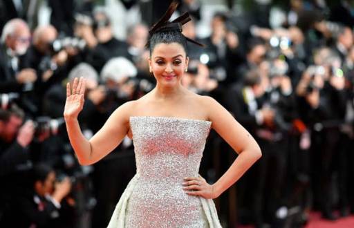 Aishwarya Rai Bachchan sets the temperature soaring higher at the Red Carpet of Cannes 2018