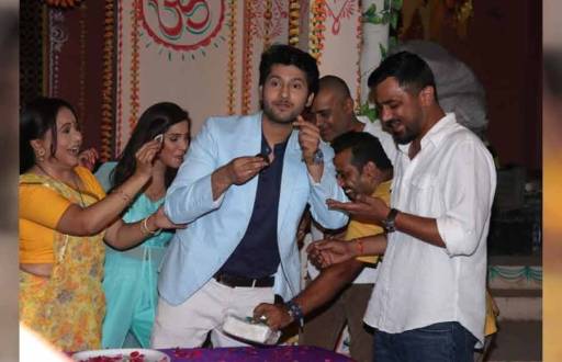 Namish Taneja celebrates birthday with his cast of Main Maayke...