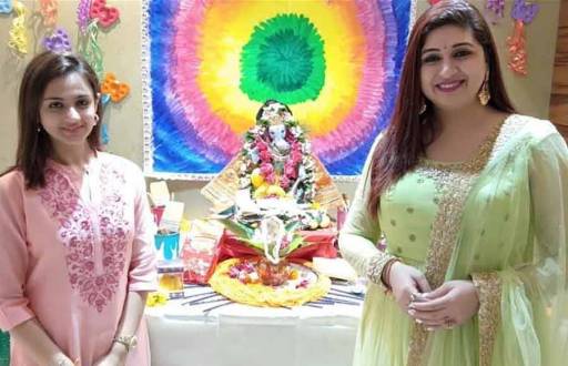 TV actors welcome bappa at home 