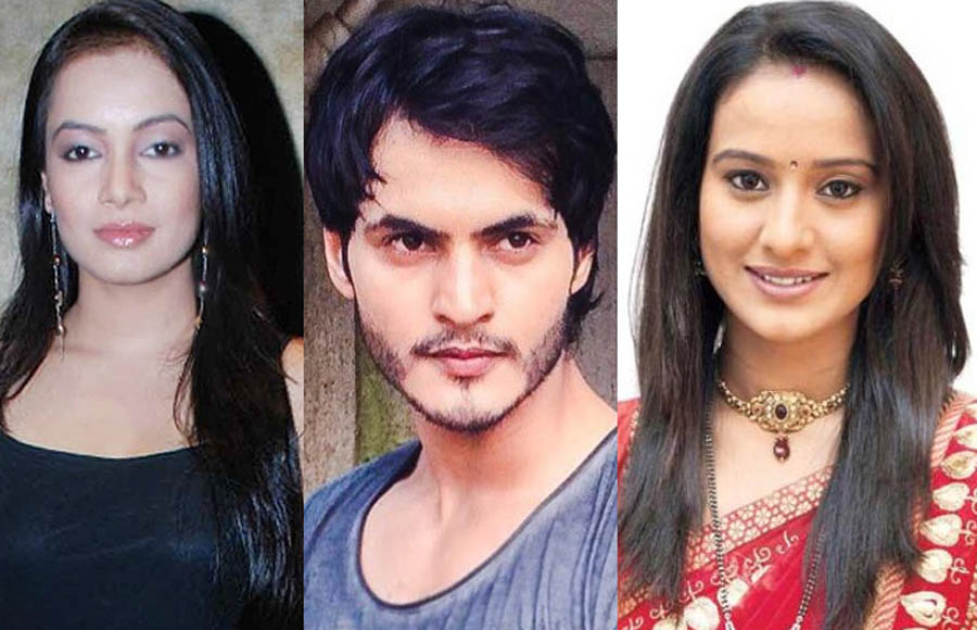 Tellychakkar exclusively informed that Ravi Bhatia was caught red handed romancing his co-star Heena Parmar by his girlfriend Pooja Pihal on the sets of Jodha AKbar. Shocked and aghast with Ravi
