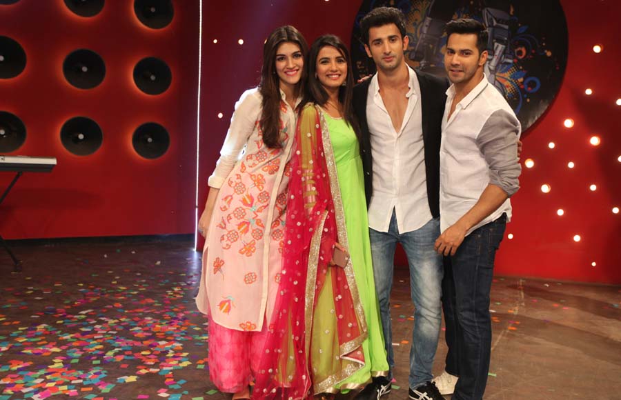Varun Dhawan and Kriti Sanon with Jasmine Bhasin and Siddhant Gupta