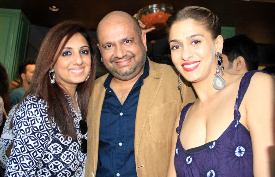 Munisha Khatwani and Shilpa Agnihotri with Rahul Singh
