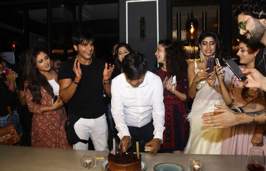 Ankita, Rashami, Karanvir & others party hard at a birthday bash! 