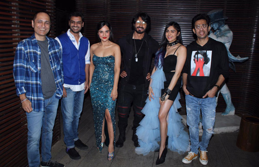 Vidyut Jammwal along with the team celebrates Commando 3 Success
