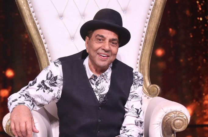 The He-guy of Bollywood, Dharmendra shares a Roti with contestant Mani on Celebrity Singer 2