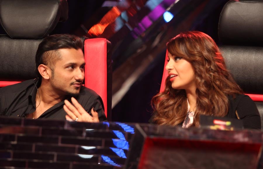  Bipasha Basu along with Yo Yo Honey Singh