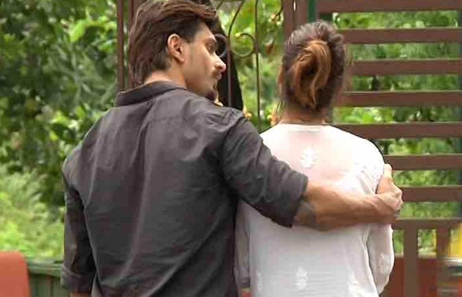Karan Singh Grover consoles Aarti Singh