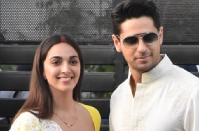 Sidharth Malhotra and Kiara Advani groove to Kala Chashma along with her brother and other guests at their grand Mumbai reception Sidharth Malhotra and Kiara Advani groove to Kala Chashma along with her brother and other guests at their grand Mumbai receptio