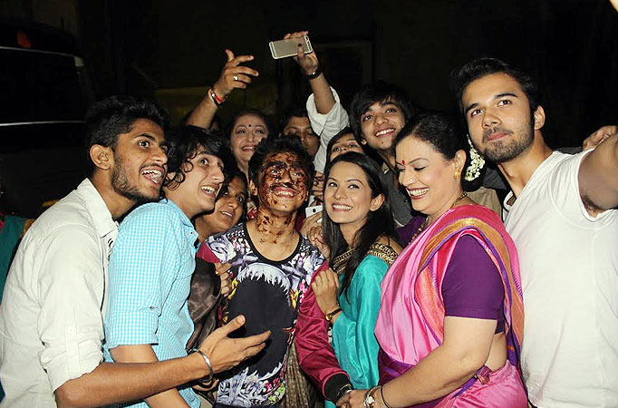 Bonding and revelry on the sets of Itna Karo Na Mujhe Pyar Bonding and revelry on the sets of Itna Karo Na Mujhe Pyar