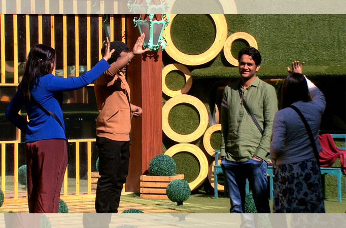 Arshi hollers Shilpa is unfit for captaincy; Vikas supports her Arshi hollers Shilpa is unfit for captaincy; Vikas supports her`