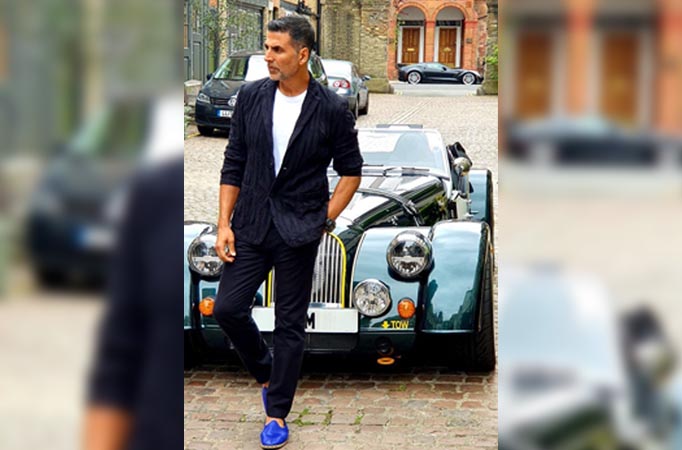 Akshay saves unconscious man on the set of a reality show Akshay saves unconscious man on the set of a reality show