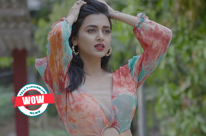 Wow! Tejasswi Prakash surprised by her fans on the sets of Naagin 6 as they give her a little pre-birthday celebration Wow! Tejasswi Prakash surprised by her fans on the sets of Naagin 6 as they give her a little pre-birthday celebration