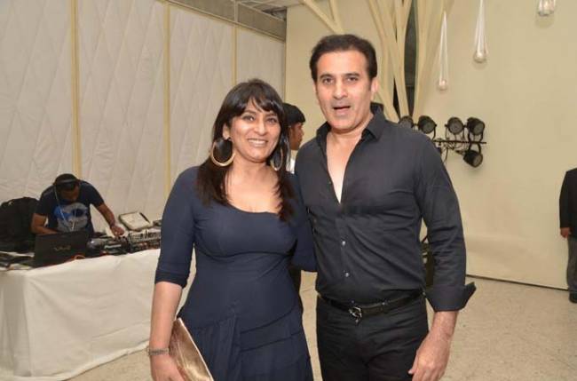 Archana Puran Singh is left blushing after hubby Parmeet Sethi flirts with  her; watch