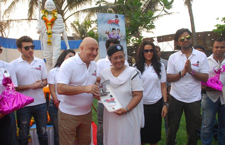 Team Ekkees Toppon Ki Salaami honour Gandhi