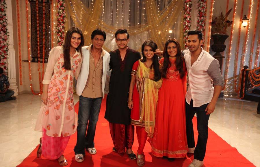  Shah Rukh Khan, Kajol, Varun Dhawan and Kriti Sanon with Sriti Jha and Shabir Ahluwalia of Zee TV's Kumkum Bhagya