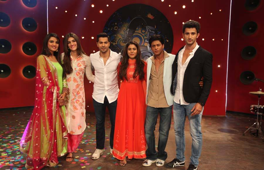  Shah Rukh Khan, Kajol, Varun Dhawan and Kriti Sanon with Jasmine Bhasin and Siddhant Jain of Zee TV's Tashan E Ishq