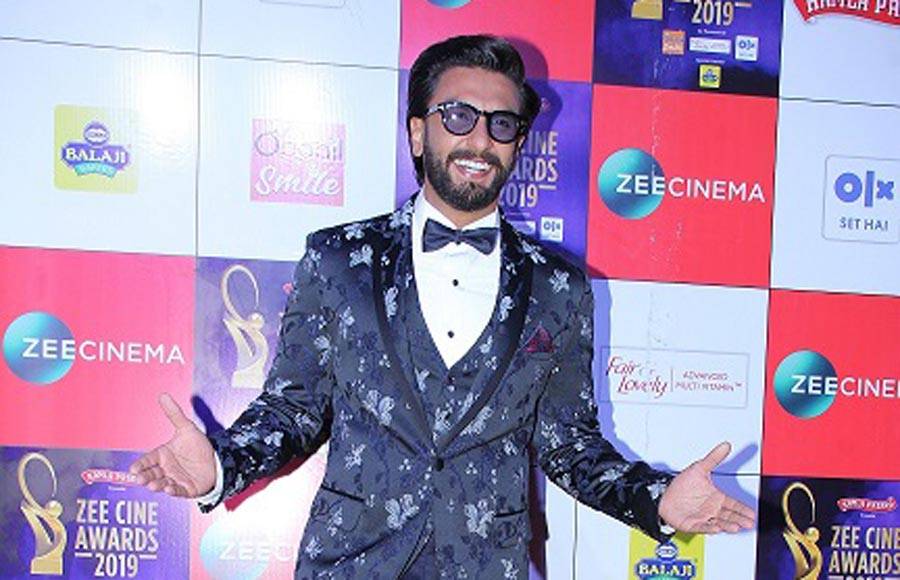 Bollywood Celebs put their best foot forward at an awards night